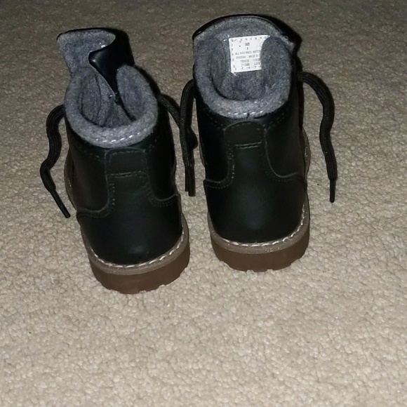 The Children's Place casual bootie 🥾 - Picture 2 of 6